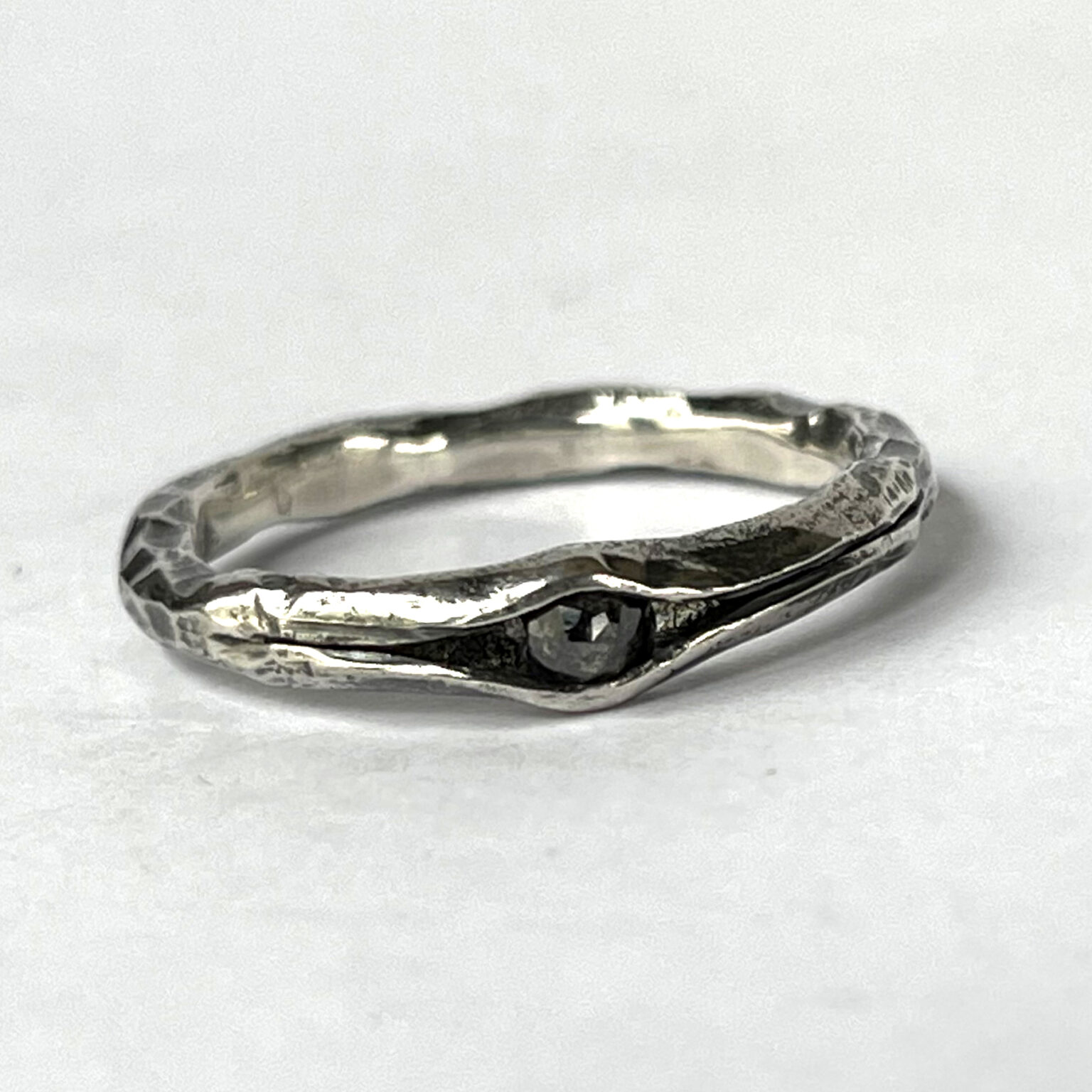Ring met ruwe rosecut zwarte diamant - by Maureen Centen